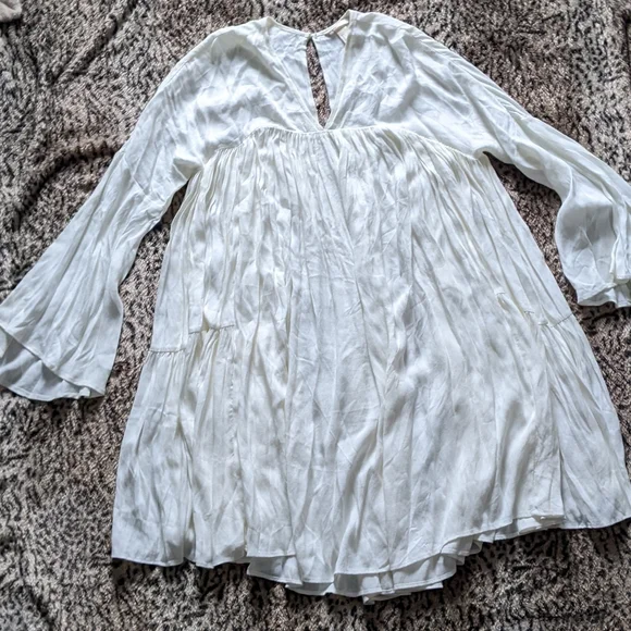 70s inspired bell sleeve dress - Picture 3 of 6